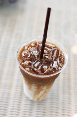 Kafede soğuk buzlu kahve içeceğiz.