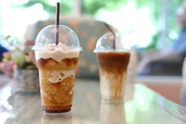 Kafede soğuk buzlu kahve içeceğiz.