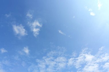 mavi gökyüzünde parlayan güneş ışığı