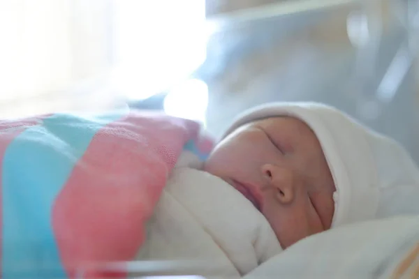 かわいい新生児が柔らかい毛布の中で甘い夢を寝て — ストック写真