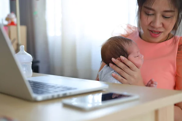Empresária parentalidade um pequeno bebê recém-nascido no negócio home office — Fotografia de Stock