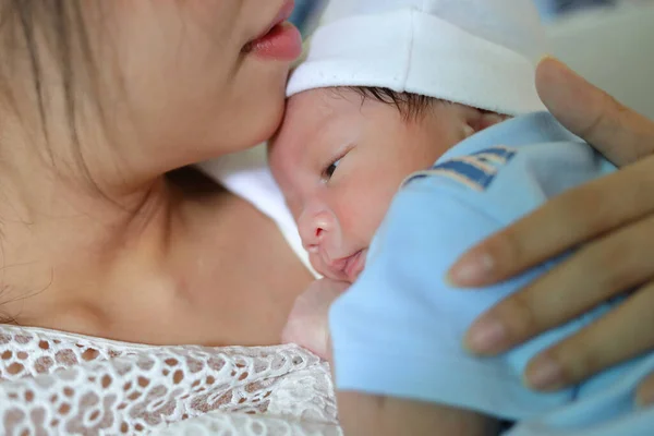 Bayi kecil yang baru lahir memeluk pada ibu dengan cinta — Stok Foto
