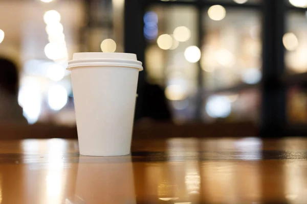 Quitar taza de café vacío espacio de copia en blanco para su texto de diseño o bandera de la marca, bebida caliente en la mesa de madera — Foto de Stock