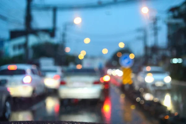 Korki na nocnej drodze miasta z burzą deszczowy dzień pogoda, samochód jazdy na ulicy miasta z kropla deszczu wody — Zdjęcie stockowe