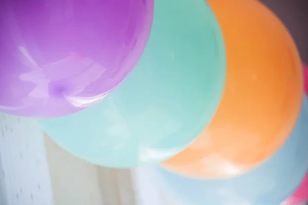 Kleurrijke pastel ballon opknoping decoratie in verjaardag feest achtergrond — Stockfoto