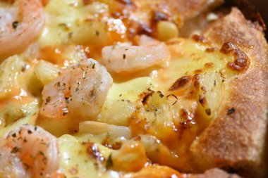 İtalyan peyniriyle ananas ve karides soslu deniz ürünü.