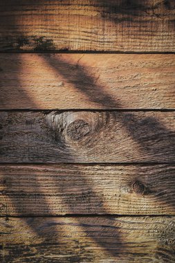 Ahşap ahşap ahşap duvardaki ışık ve gölge arka plan, eski ahşap masanın üst manzarası.