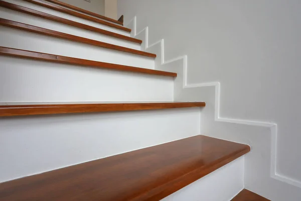 Escalera de madera marrón y pared blanca en casa residencial — Foto de Stock