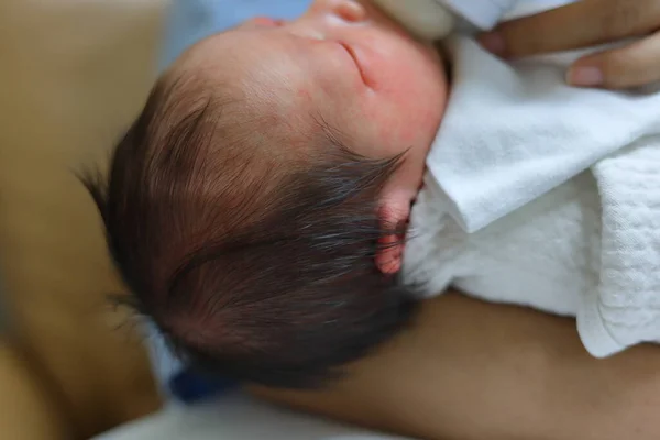 Primo piano capelli neri di bambino asiatico neonato — Foto Stock