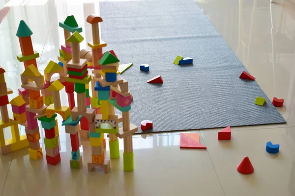 Çocuk gelişimi için tahta blok geometrisi inşa etmek — Stok fotoğraf