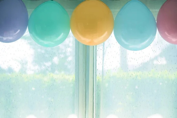 Colorido pastel balão pendurado decoração em aniversário celebração festa fundo — Fotografia de Stock