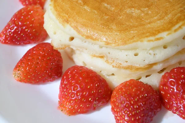 Panqueque y fruta de fresa postre dulce comida casera — Foto de Stock