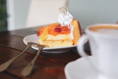 turuncu pasta sabah kahvaltı masasına konur.