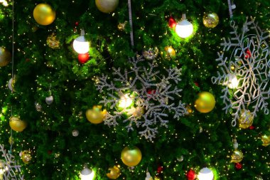 Güzel kar tanesi öncülüğünde ve noel ağacı süslemesinde hafif top süslemesi