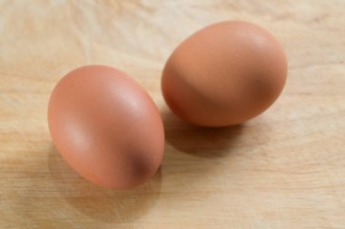 Mutfaktaki tahta kesme tahtasına konmuş tavuk yumurtası.