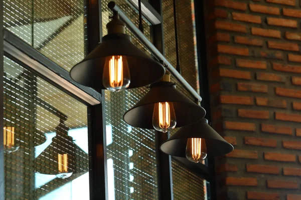 Lampada luce vintage interno in caffè — Foto Stock