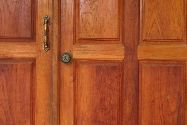 Puerta de madera entrada de casa residencial — Foto de Stock