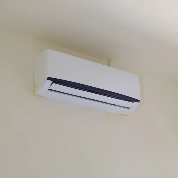 Air condition cool reiniger in woonkamer in huis — Stockfoto