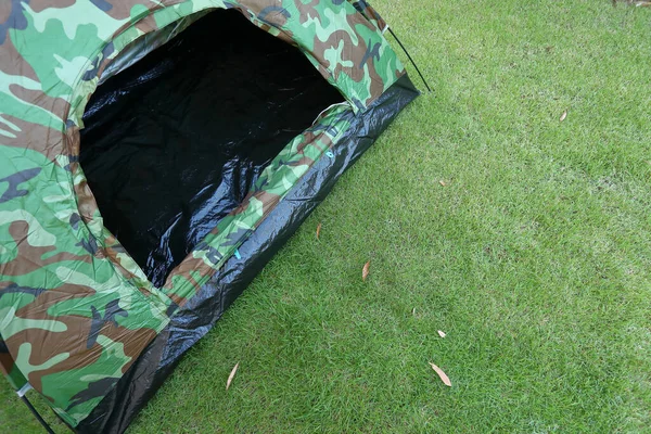 Zeltcamping auf grünem Gras Rasen Campingplatz, Ausrüstung für Reise Rucksack Reise Reise in die Natur — Stockfoto