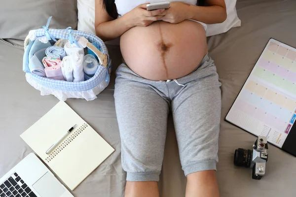 Mãe nova maternidade se preparando para um bebê recém-nascido amor — Fotografia de Stock