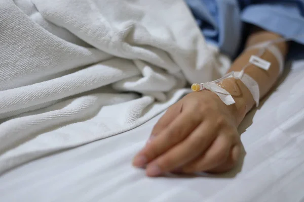 IV настій внутрішньовенної ін'єкції хвороби пацієнта, що лежить на ліжку — стокове фото