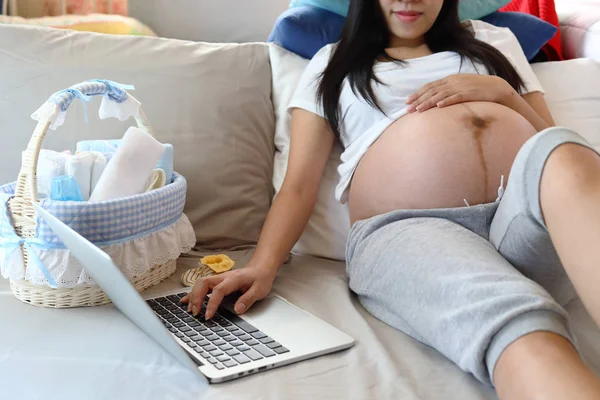 Mãe gravidez trabalhando on-line no escritório em casa, mãe grávida digitando computador portátil teclado — Fotografia de Stock