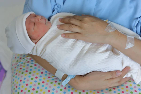 Nő anya gazdaság egy baba érzése szeretet után a szülés újszülött kórházban — Stock Fotó