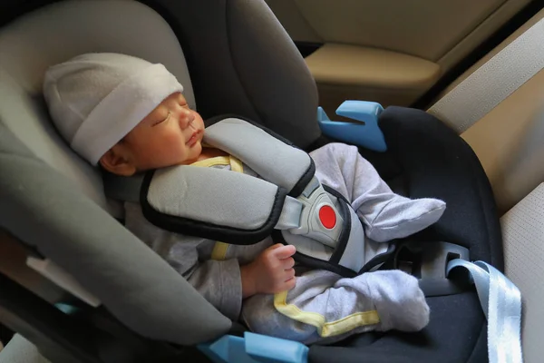 Bayi lucu yang baru lahir tidur di sabuk pengaman mobil proteksi drive perjalanan — Stok Foto