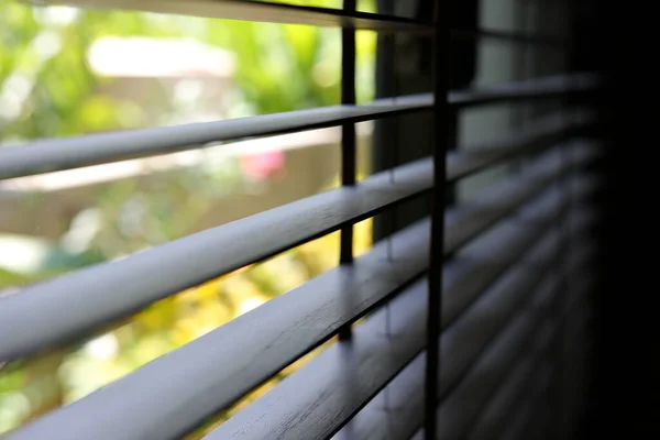 Brun blind skugga på fönster, inredningsdesign dekoration i hemmakontor — Stockfoto