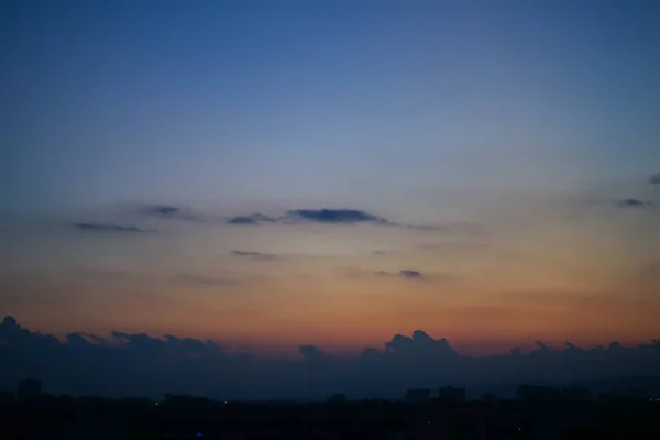 Δραματικός ουρανός σούρουπο πάνω από την πόλη — Φωτογραφία Αρχείου