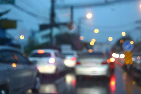 Engarrafamento na cidade da estrada da noite com tempestade chuva tempo do dia, carro dirigindo na cidade da rua com gota da chuva da água — Fotografia de Stock