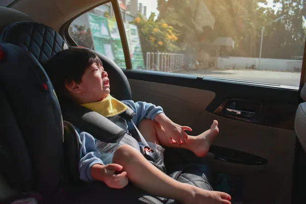 Baby cry sitting on car seat safe drive — Stock Photo, Image