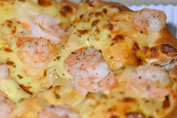 Pizza italienne fromage à l'ananas et crevettes garniture fruits de mer — Photo