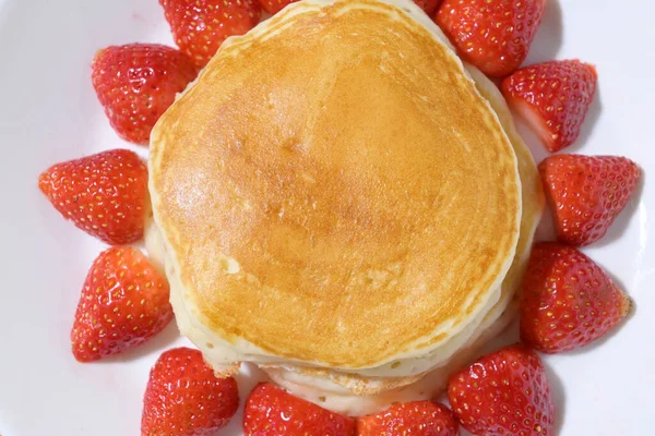 Mignonne fraise crêpe avec forme de soleil sur fond blanc — Photo