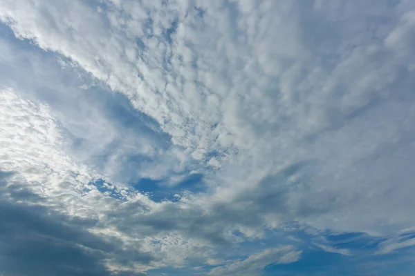 Lubang awan jatuh di langit yang dramatis — Stok Foto