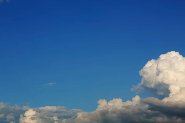 Fluffigt vitt moln ovanför klarblå himmel bakgrund — Stockfoto