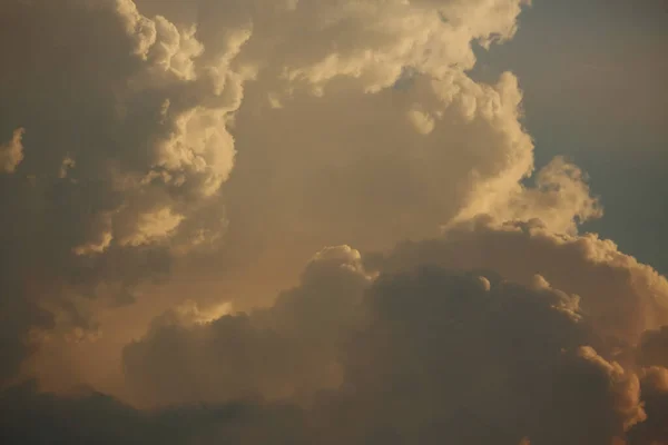 Nube dorada sobre dramático fondo del cielo puesta de sol — Foto de Stock