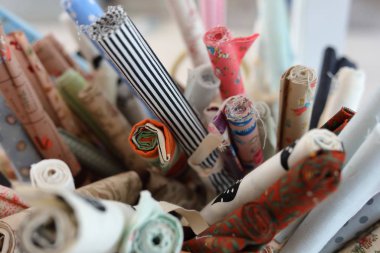 Kumaş rulo kumaş kumaş malzeme geri dönüşümü moda tasarımı için çok desen