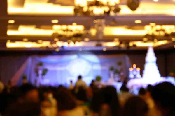 Hochzeitsfeier im Saal, Hintergrund verschwimmt — Stockfoto