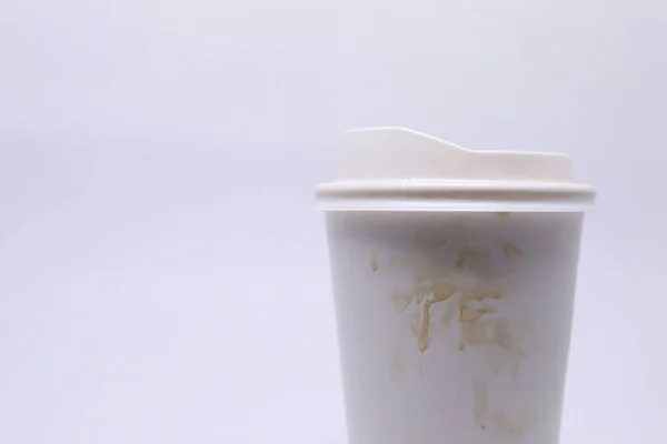 热咖啡用杯子上的肮脏的褐色污渍，白色底色的纸杯 — 图库照片