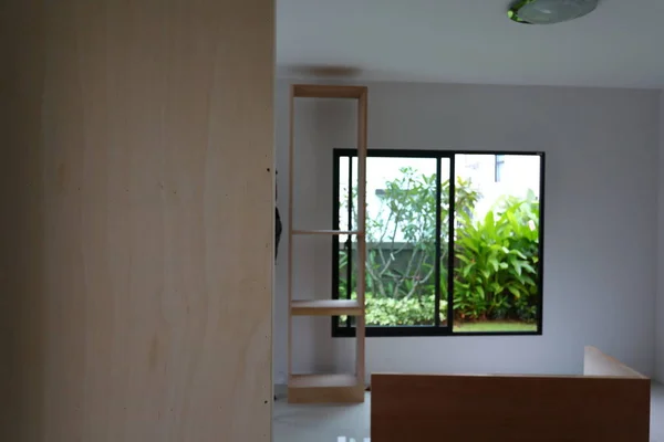 Renovierung des Home Office, Einbau von Möbeln mit Sperrholzmaterial in ein neues Haus — Stockfoto
