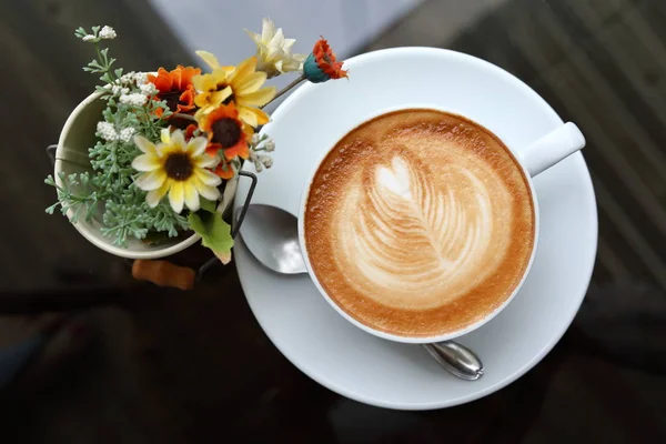 Gorąca kawa latte napój umieścić na stole w kawiarni — Zdjęcie stockowe