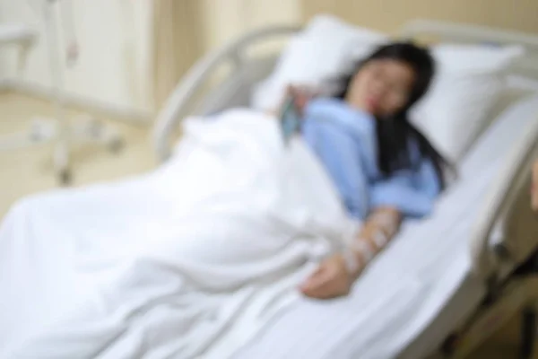 Kép elmosódott nő beteg pihen az ágyon belül helyreállítási szoba a kórházban — Stock Fotó