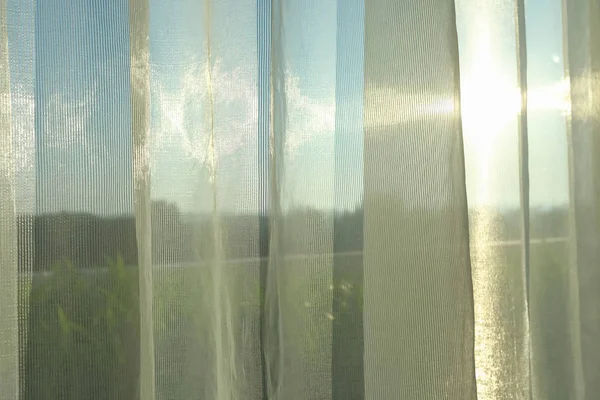 Sole mattina attraverso la tenda bianca sulla finestra — Foto Stock