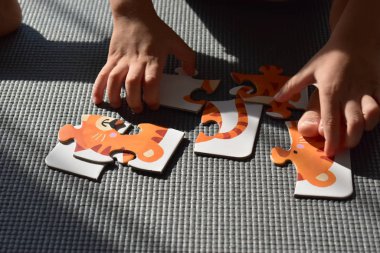 Sevimli bebek anaokulu yapboz oynuyor oyun odasında öğreniyor