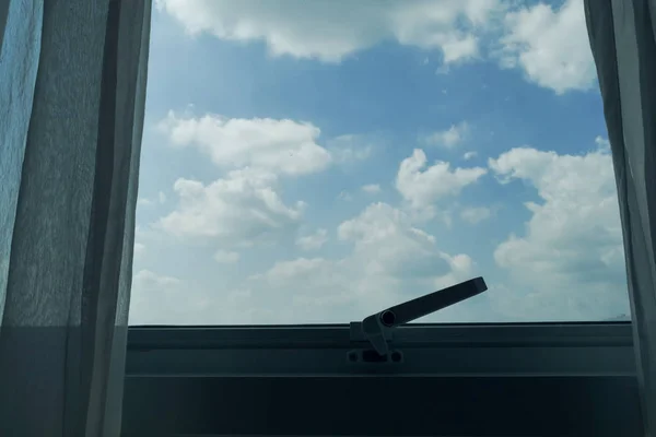 Glasfenster mit Wolke über blauem Himmel außerhalb des Zimmers — Stockfoto