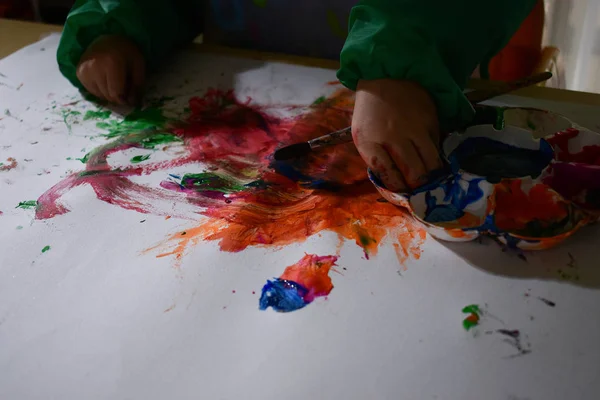 Niño usando acuarela con la mano pintada de arte frome imaginación divertirse —  Fotos de Stock