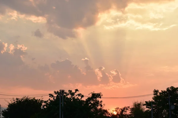 Gyllene ljus strålar av solnedgång himmel bakgrund — Stockfoto