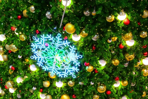 Beau flocon de neige led et décoration de boule de lumière sur l'ornement d'arbre de Noël — Photo