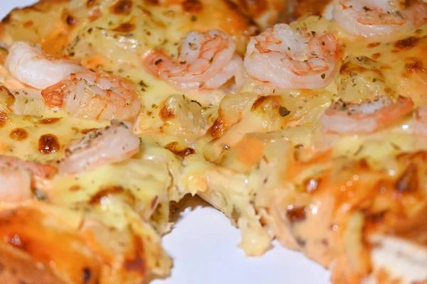Włoski ser do pizzy z ananasem i krewetkami polewa owoce morza — Zdjęcie stockowe